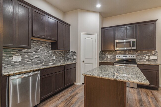 Building Photo - 15627 Sycamore Dr