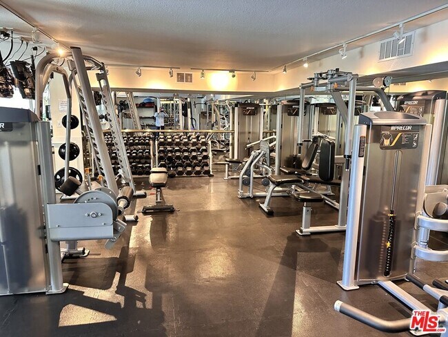 Building Photo - 1131 Alta Loma Rd