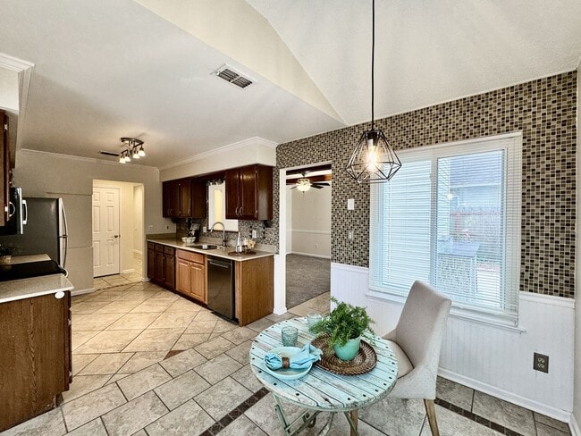 Building Photo - 4-Bedroom Home in Rock Creek Available NOW...