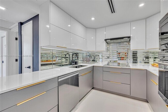 Building Photo - 5600 Collins Ave