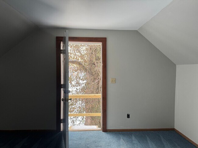 Building Photo - 207 E Oak St