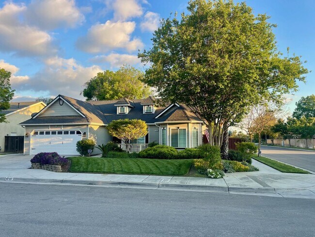 Building Photo - North West Fresno Modern/Updated Home, 3BR/2BA, Built 2004 - Lots of Amenities!