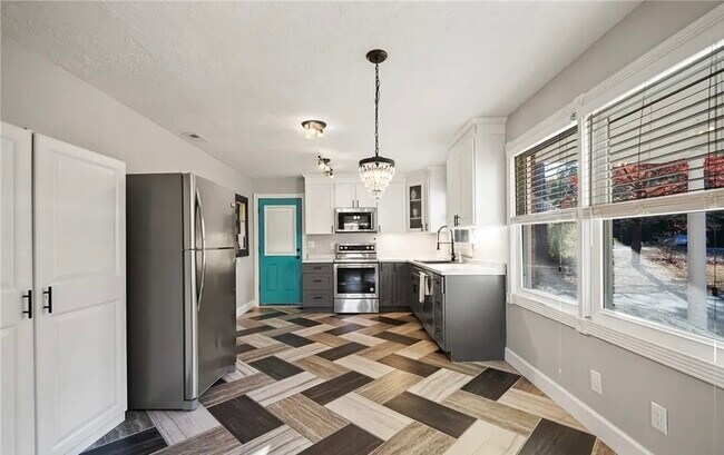 Building Photo - 2529 Sycamore St