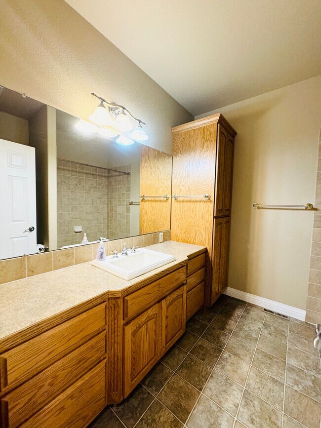 Building Photo - Stunning Executive 4 Bedroom 2 Bath Home in Northwest Loveland - 3-Car Garage!