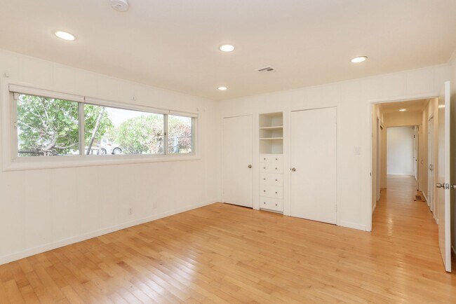 Building Photo - 3 Bed / 3 Bath + Bonus room pet friendly M...