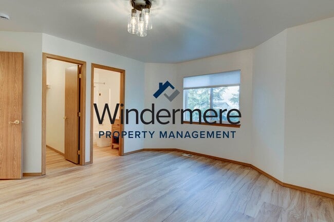 Building Photo - Single-Level 3 Bedroom Home with Fenced Yard