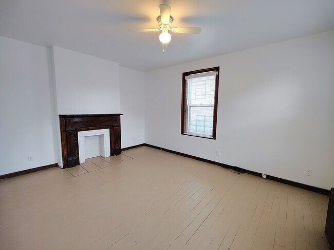 Building Photo - *Spacious 2BD/1BA Single-Family Home Available in Oakland*