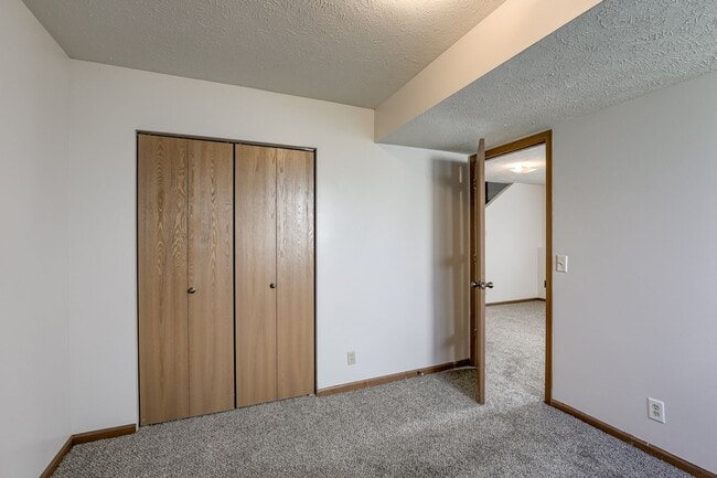 Building Photo - Spacious Duplex Close to Schools, UNL, Haymarket, and I-80 TOTALLY REMODELED