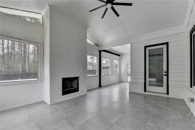 Building Photo - 960 Nours Cir SE