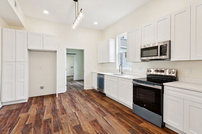 Building Photo - 1729 Touro St