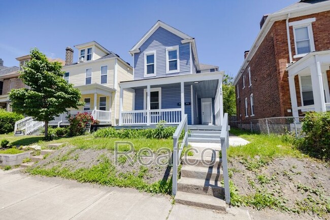 Building Photo - 358 1/2 Saint Clair Ave