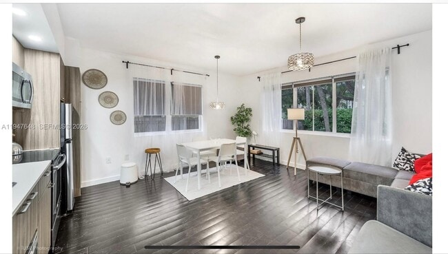 Building Photo - 557 Michigan Ave