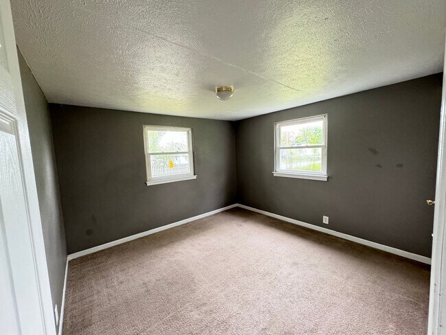 Building Photo - 2-Bedroom, 1-Bathroom Home – $995/Month