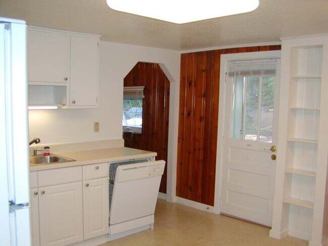 Building Photo - Four Bedroom House just outside Blacksburg