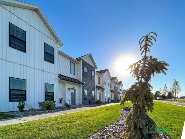 Building Photo - BEAUTIFUL 4 BEDROOM TOWNHOME for rent in Ammon w/ 2 Car Garage! Deposit-Free Lease option for qua...