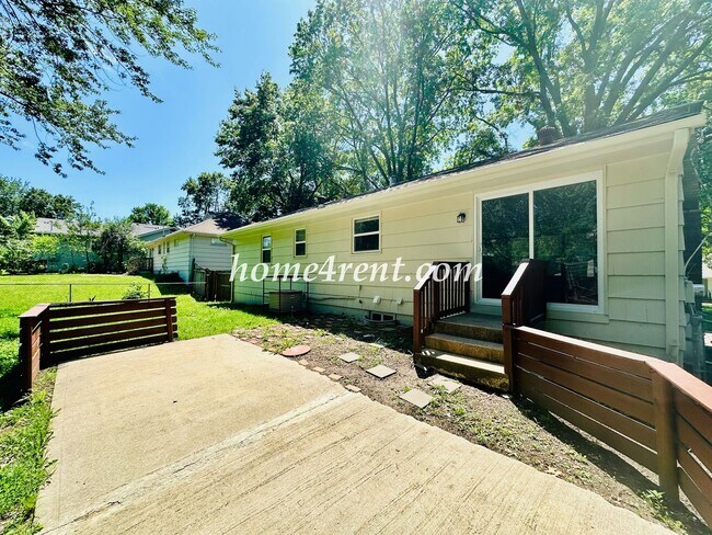 Building Photo - Updated Raytown Ranch w/ Wood Floors, SS Appliances, Finished Basement and a Fenced Yard!