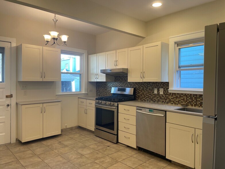 Building Photo - 704 Lovett Ave SE