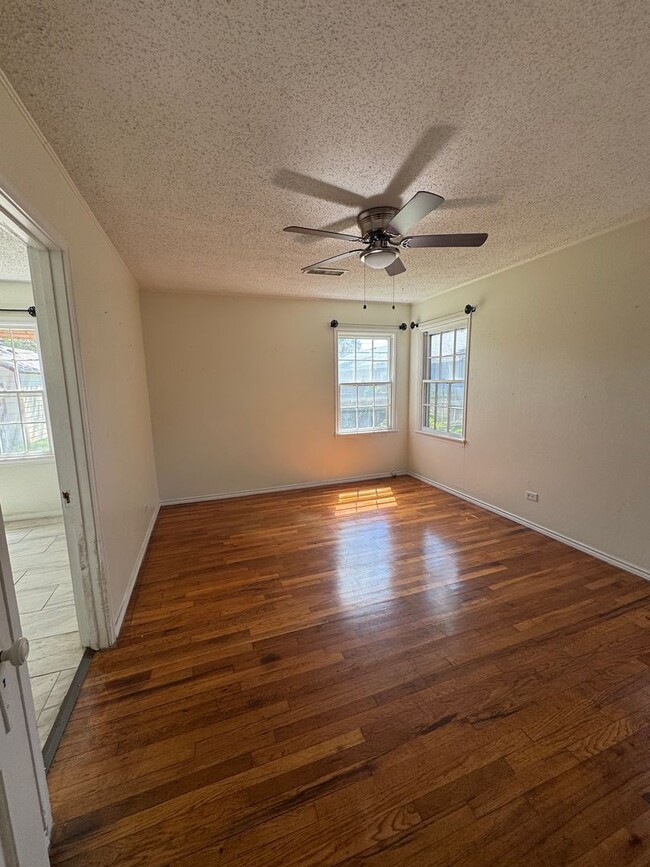 Building Photo - Cottage style house 2bedroom 1bathroom wit...