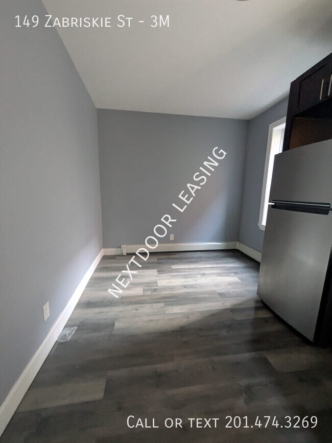 Building Photo - 149 Zabriskie St