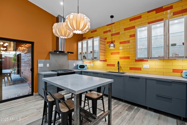 Building Photo - 358 E Whitton Ave