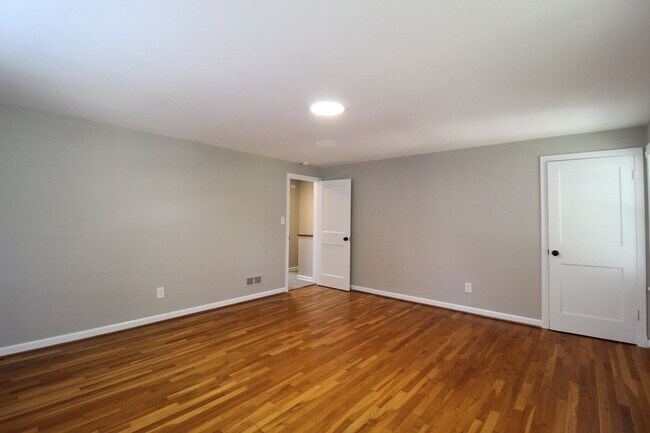 Building Photo - 2 Bedroom 1 Bath Duplex In The Waldo Area