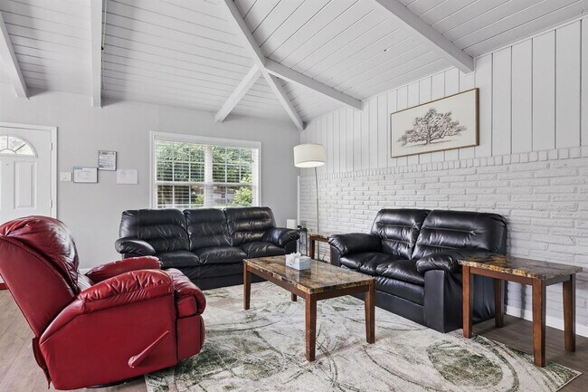 Building Photo - 743 Greenhaven Dr