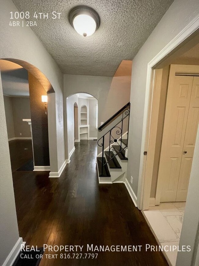 Building Photo - 1008 4th St-