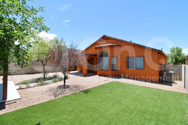 Building Photo - 2353 E Calle Sierra Del Manantial
