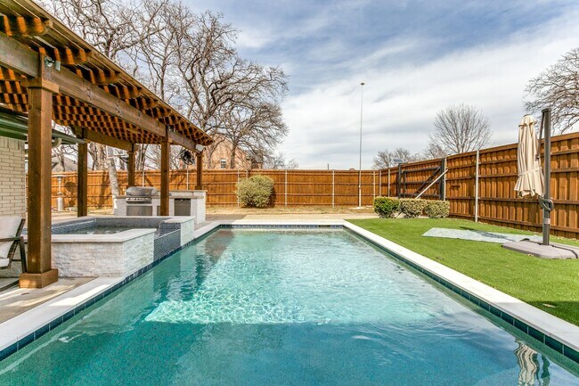 Building Photo - 4 bedroom with pool in Colleyville