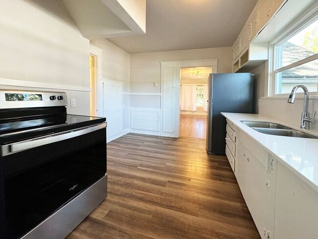 Building Photo - 1100 W 4th Ave