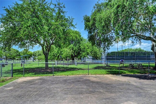Building Photo - 921 Marine Dr