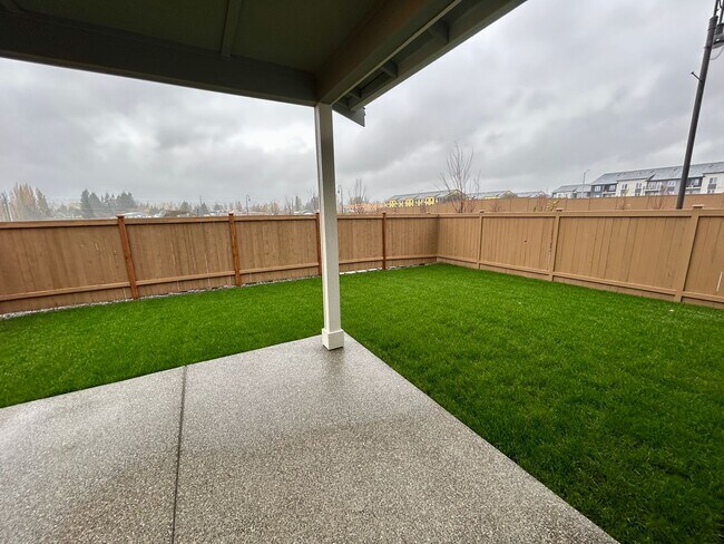 Building Photo - Stunning BRAND NEW 3 bed 2.5 bath home in ...