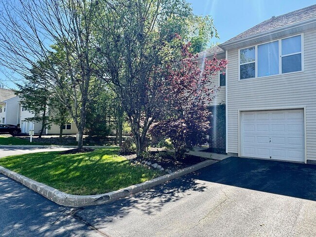 Building Photo - 2 Deer Ct Dr