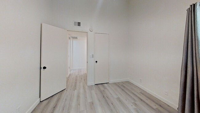 Building Photo - 3/Bedroom Townhouse In Woodland Hills!