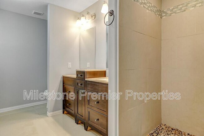 Building Photo - 1231 W Chestnut St