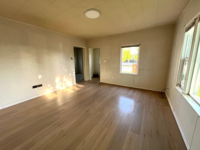 Building Photo - Cute 2 bedroom, 1 bath in Mount Vernon clo...