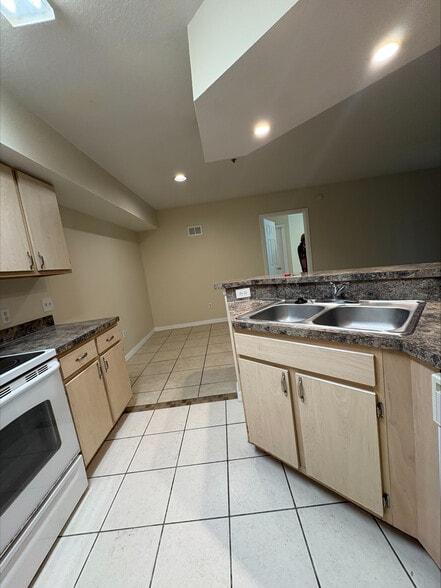 Kitchen - 738 Crest Pines Dr