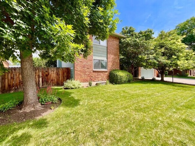 Building Photo - Spacious 4bed/ 3 bath Two Story with Finis...