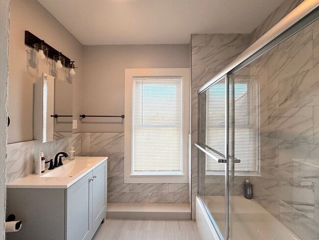 Building Photo - Four bedroom Two bath near BU