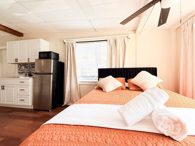 Building Photo - 904 15th St NE