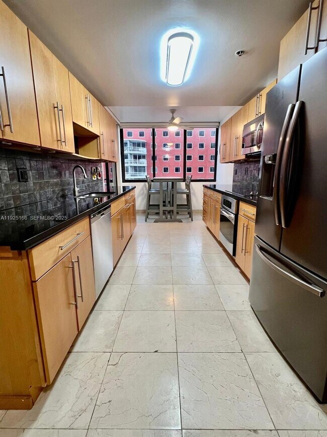 Building Photo - 1581 Brickell Ave