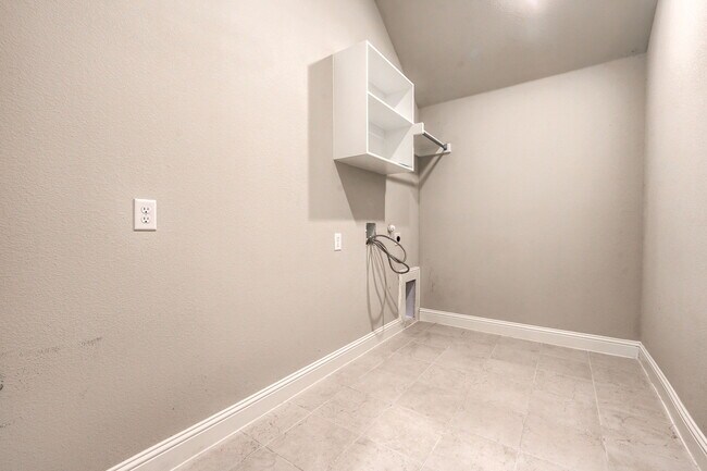 Building Photo - 580 Bradley Dr