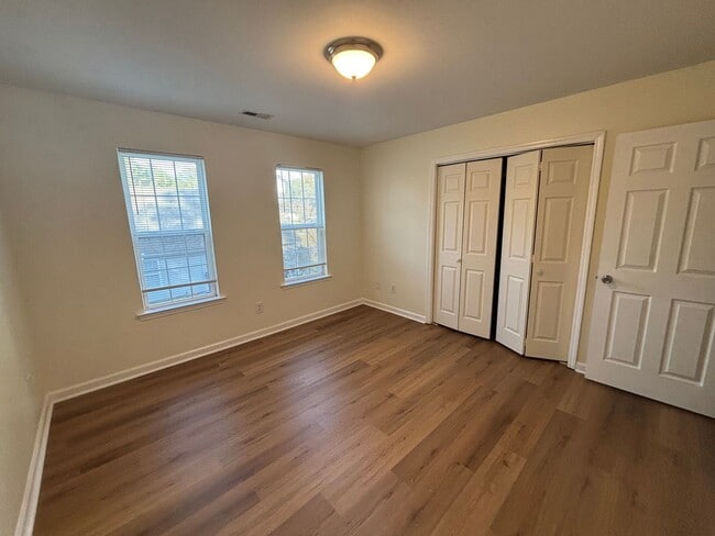 Building Photo - 3 Bed 3 Bath Garage Apartment Home