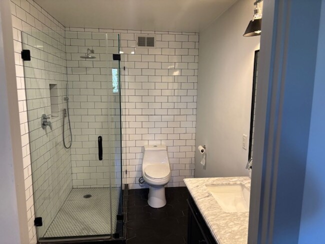 Building Photo - Fabulous Private Home Near Mills!