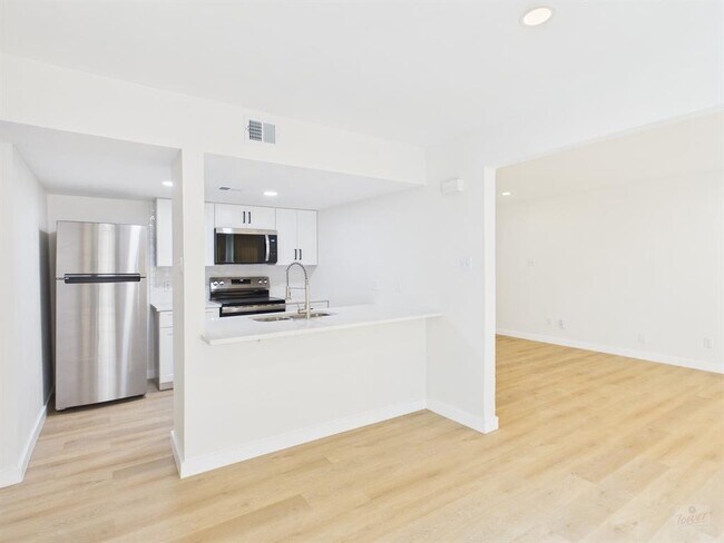 Building Photo - 2124 Burton Dr