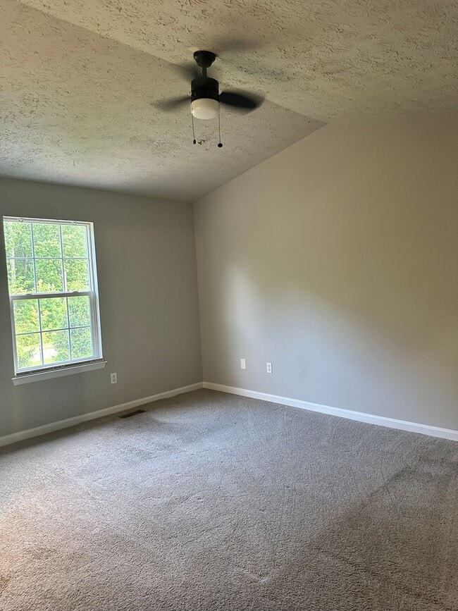 Building Photo - Spacious Townhome for Rent! Finished Basement! W/D! Available Now!