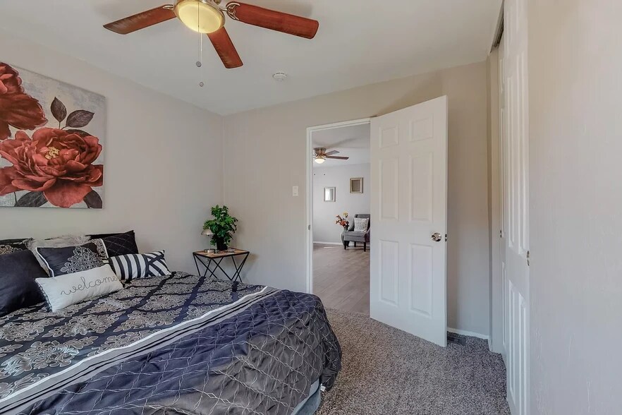 Building Photo - 8817 Candelaria Rd NE