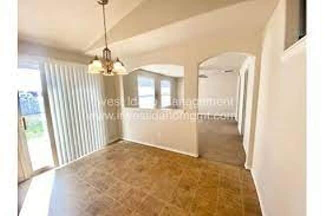 Building Photo - Lovely 4 bedroom (+ 2 living rooms) 2.5 ba...