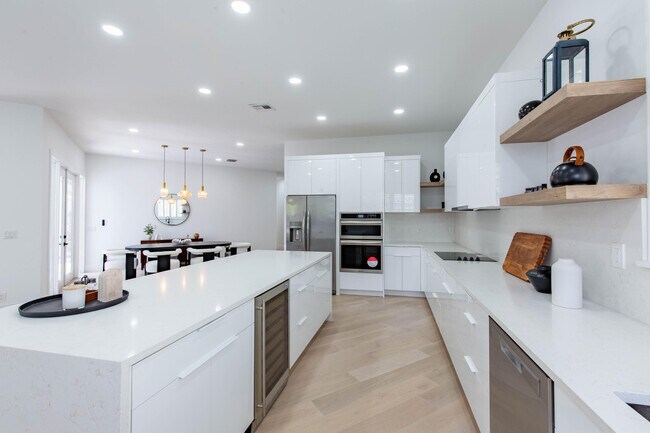 Building Photo - 2443 Players Ct