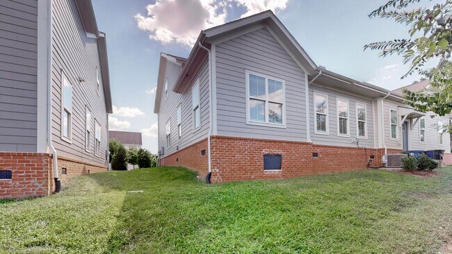 Building Photo - Franklin Gem Walking Distance to Downtown!